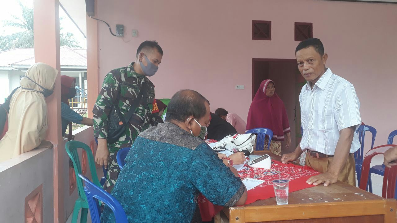 Bentuk Kepedulian, Babinsa Koramil 16/Tapung Dampingi Pelaksanaan Kegiatan Posyandu Lansia
