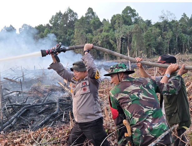 Satgas Karhutla Berjibaku Padamkan Api Yang Membakar 10 Hektare Lahan di Sebelah Cagar Biosfer GSK Siak
