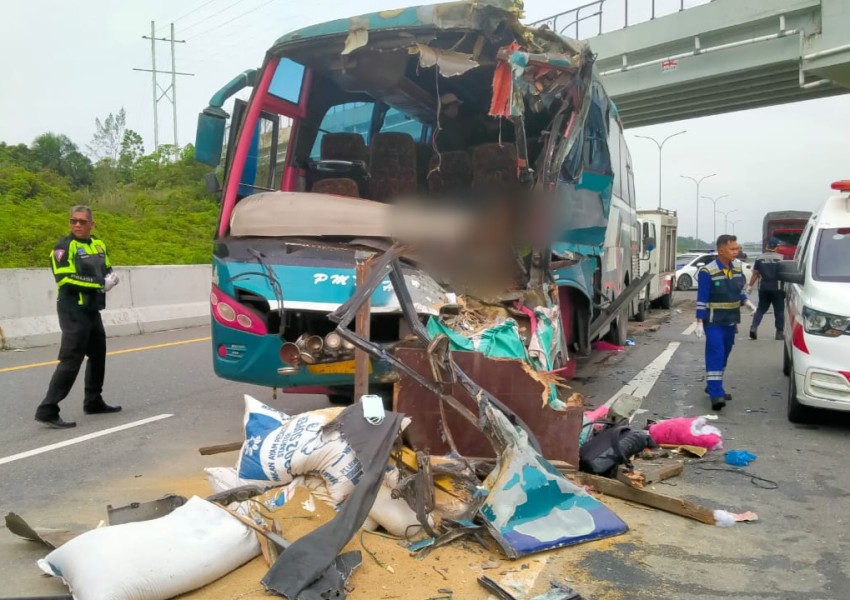 Bus Tabrak Truk di Tol Pekanbaru-Dumai, 1 Orang Meninggal Dunia