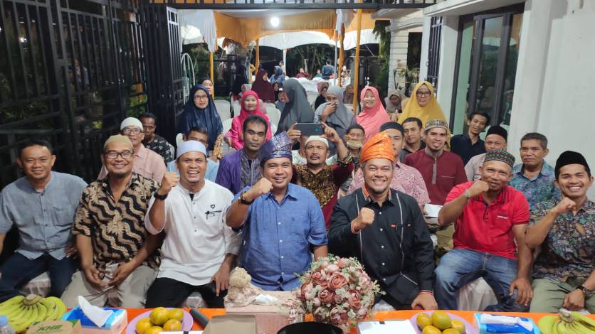 Reses di Wonorejo, Hamdani Diberi Hadiah Tanjak oleh Tokoh Masyarakat