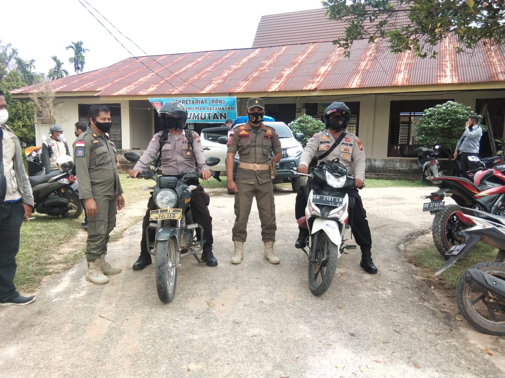 Anggota Polsek Kerumutan Kawal Pendistribusian Surat Suara Kecamatan