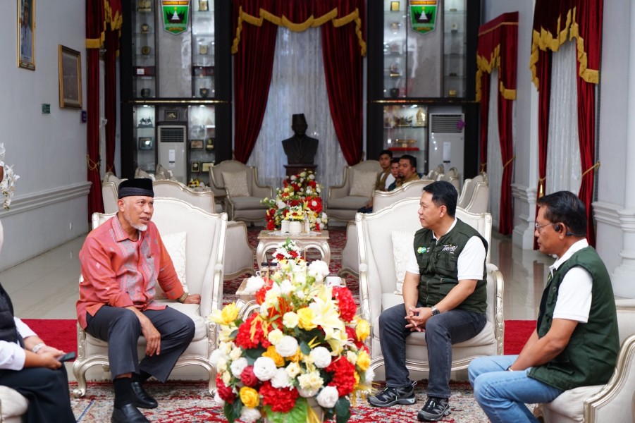 PT Pegadaian Berikan Bantuan Kepada Masyarakat Sumatera Barat Melalui Gubernur untuk Penanganan Bencana Banjir dan Longsor