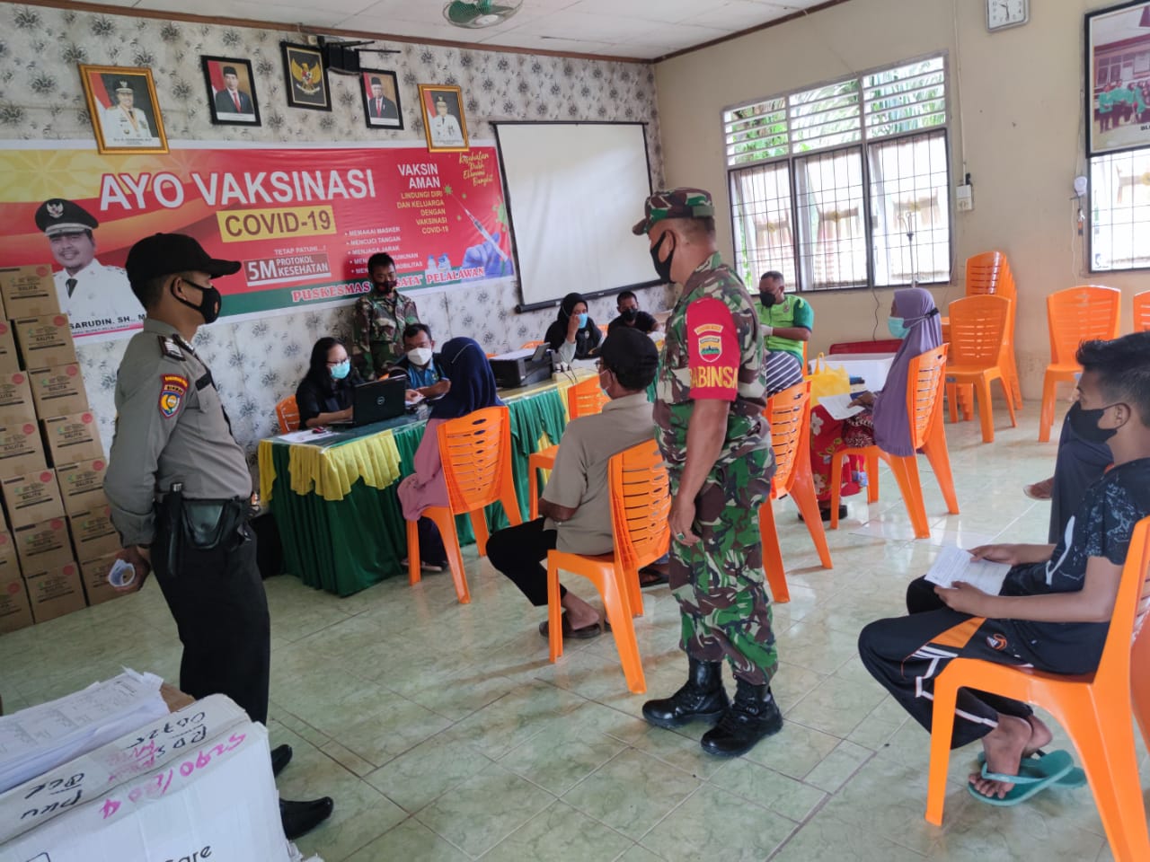 Bhabinkamtibmas Polsubsektor Pelalawan Kawal Giat Vaksinasi di Desa Pelalawan
