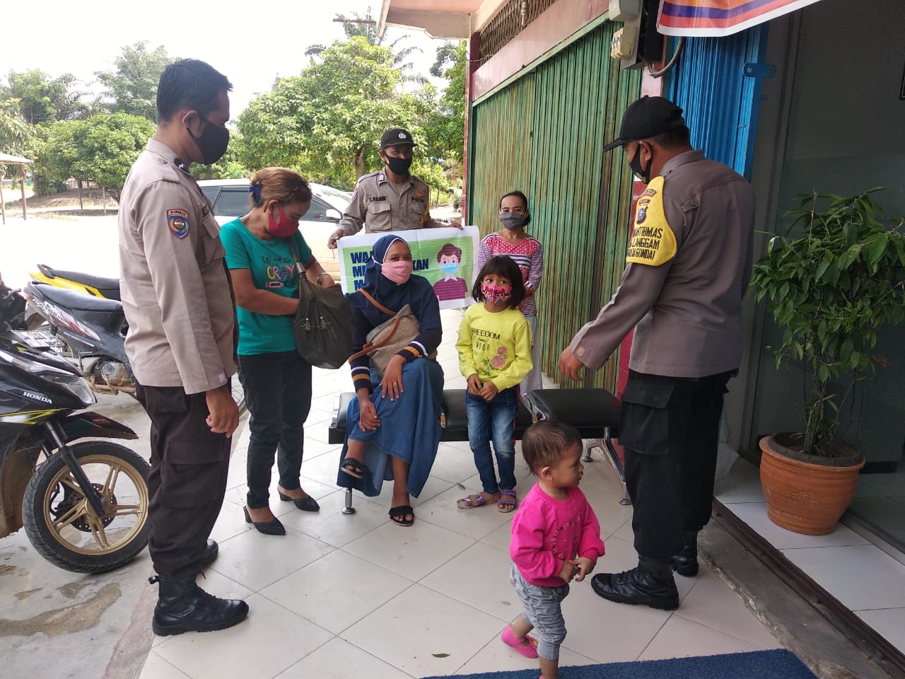 Personel Polsek Langgam Patroli C3 dan Sosialisasi Antisipasi Penyebaran Covid-19