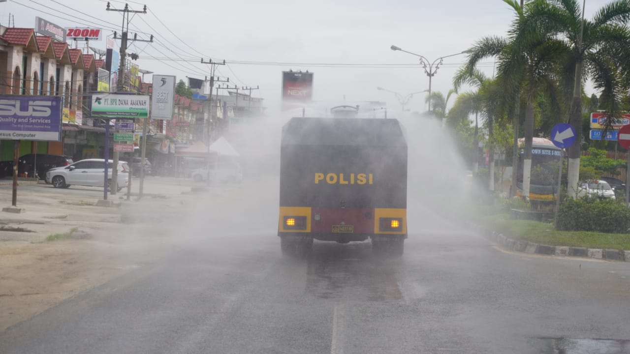 Siaga Cegah Covid-19, Polres Pelalawan dan Instansi Terkait Gelar Penyemprotan Disinfektan