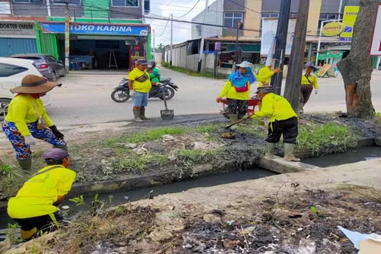 Dinas PUPR Pekanbaru Bersihkan Drainase di Jalan Tuanku Tambusai