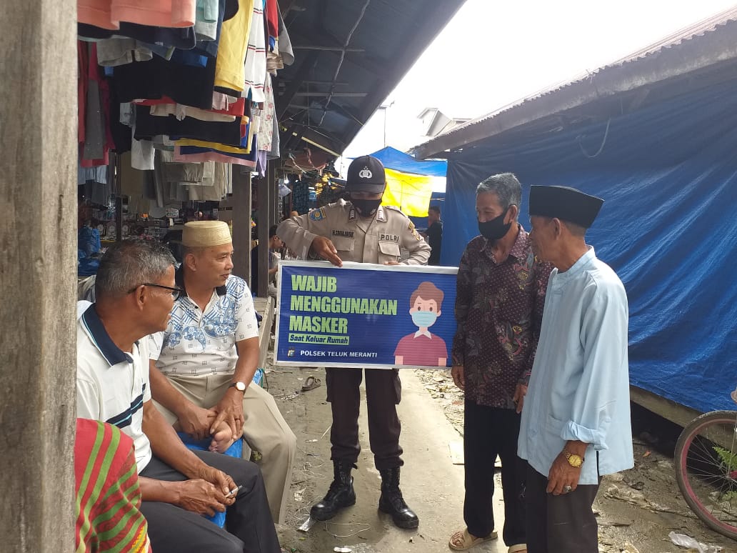 Polsek Teluk Meranti Gencarkan Prokes Saat Melakukan Pengamanan di Pasar