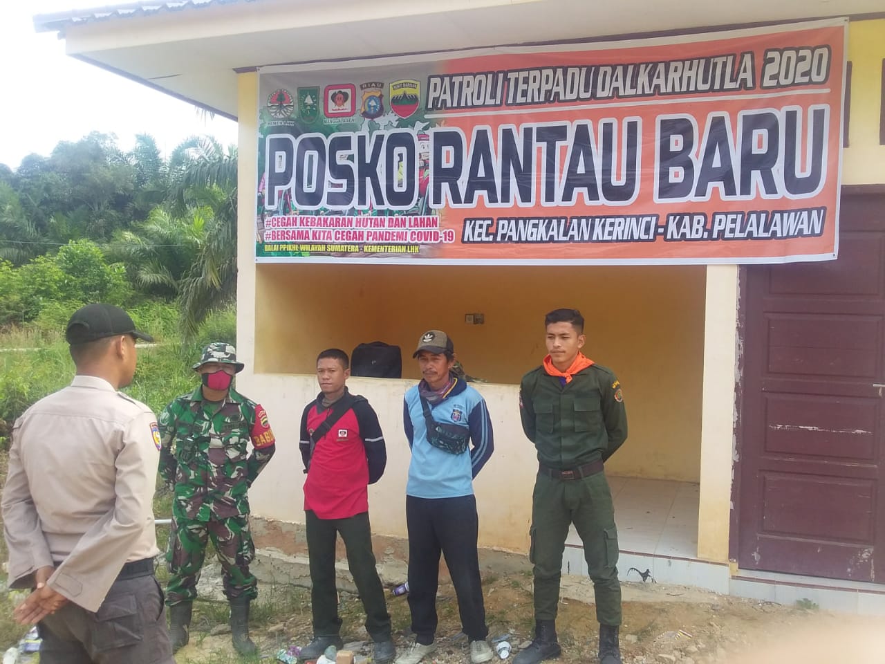 Bhabinkamtibmas Desa Rantau Baru Bersama TNI Laksanakan Patroli Karhutla