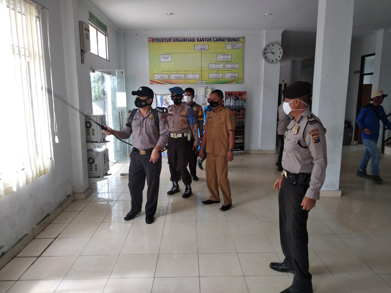 Pencegahan Covid 19, Polsek Bunut Lakukan Penyemprotan Disinfektan di Tempat Umum