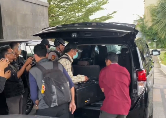 KPK Sita Empat Koper Dokumen dari Penggeledahan Dinas PU Riau