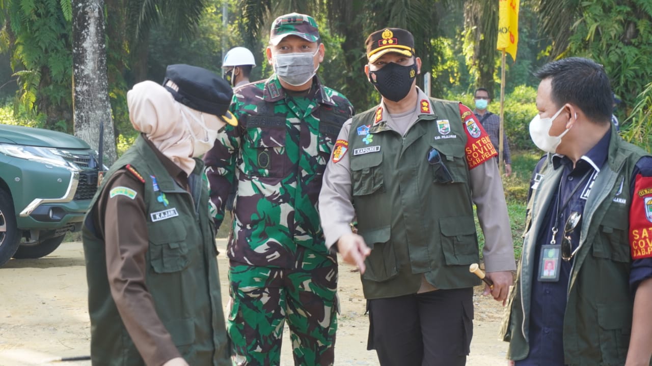 Polres Pelalawan Dampingi Kapolda Riau Lakukan Peninjauan Pos PPKM