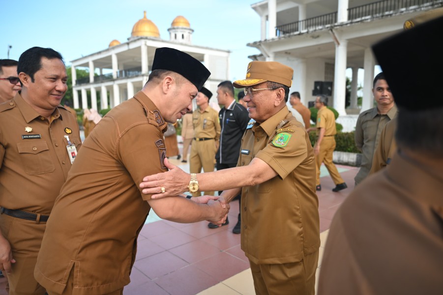 Perdana Masuk Kerja Pasca Libur Idulfitri, Bupati Rohil Pimpin Apel Bersama dan Halalbihalal