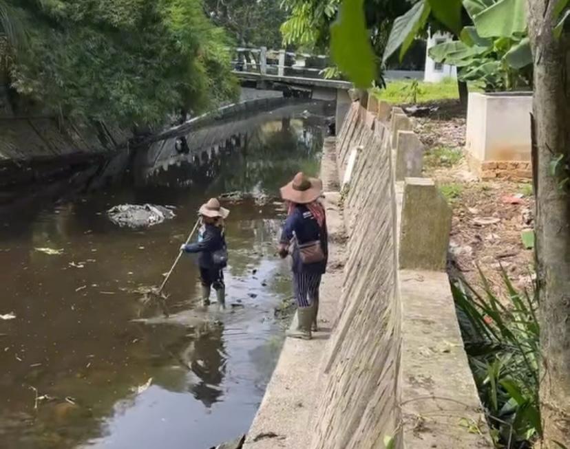 Cegah Banjir, Dinas PUPR Pekanbaru Bersihkan Aliran Sungai Batak