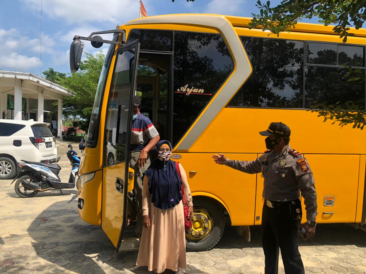 Kapolsek Kerumutan Fasilitasi Bus Bagi Lansia untuk Vaksinasi