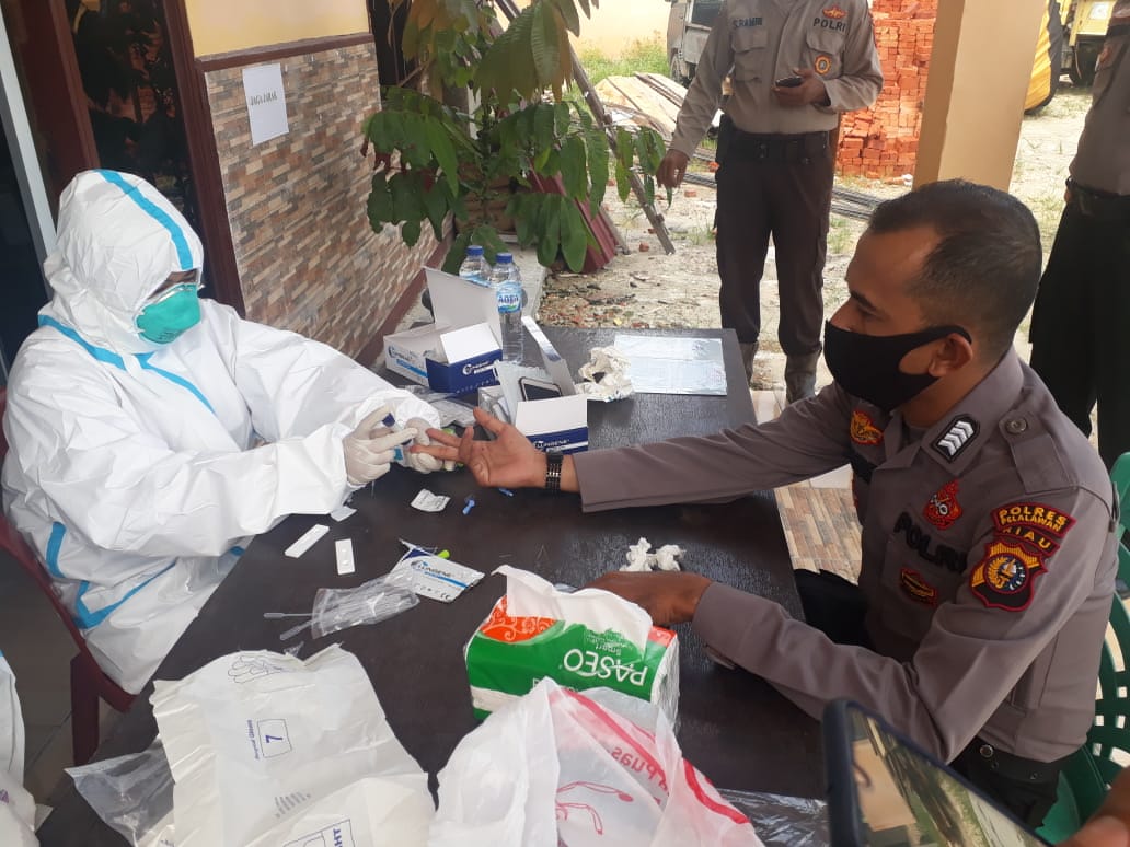 Personel Polsek Langgam Laksanakan Rapid Tes Massal