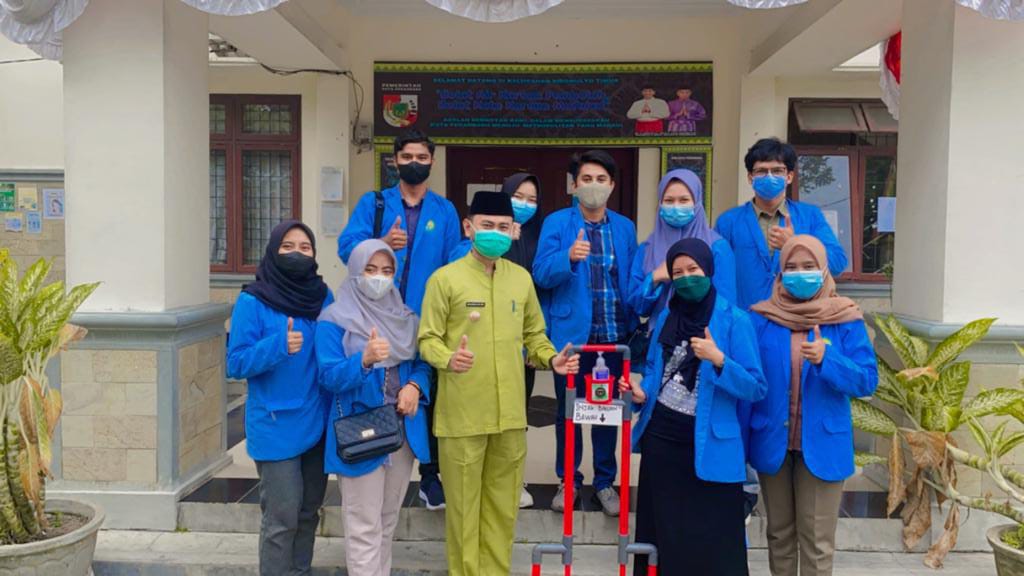 Cegah penyebaran Covid-19, Mahasiswa Kukerta Unri Bikin Alat Hand Sanitizer Sistem Injak
