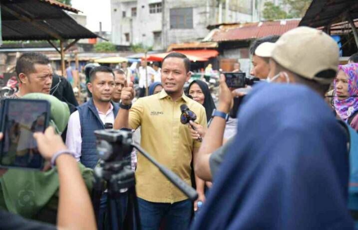 Pasca Terbakar, Wakil Ketua DPRD Kota Pekanbaru Tengku Azwendi Tinjau Kondisi Pedagang Pasar Cik Puan