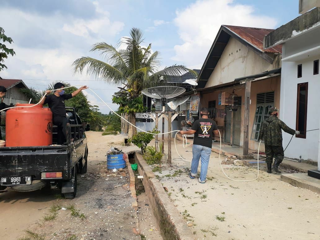 Disinfektan Rumah Warga, Babinsa Gandeng Perguruan Silat