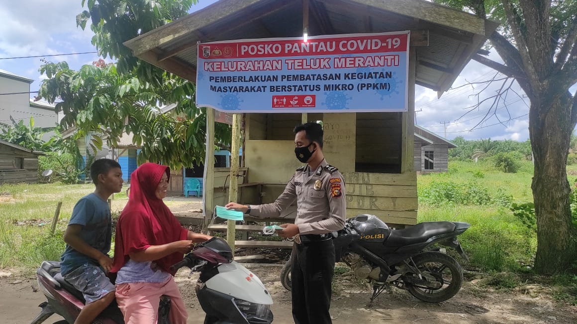 Polsek Teluk Meranti Lakukan Pendisiplinan Prokes dan Bagikan Masker