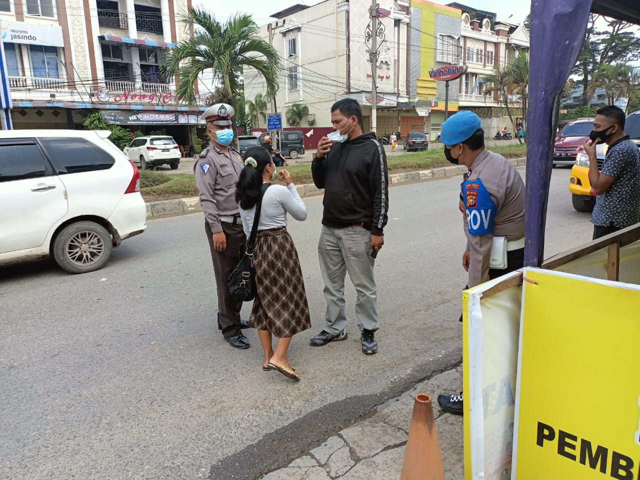 Polsek Pangkalan Kerinci Operasi Yustisi di Pos PPKM Mandiri Swalayan Pelalawan