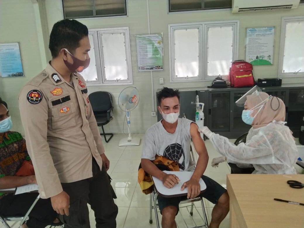 Polsek Ukui Monitoring Vaksinasi Gotong Royong Lanjutan di PT Gandaerah Hendana