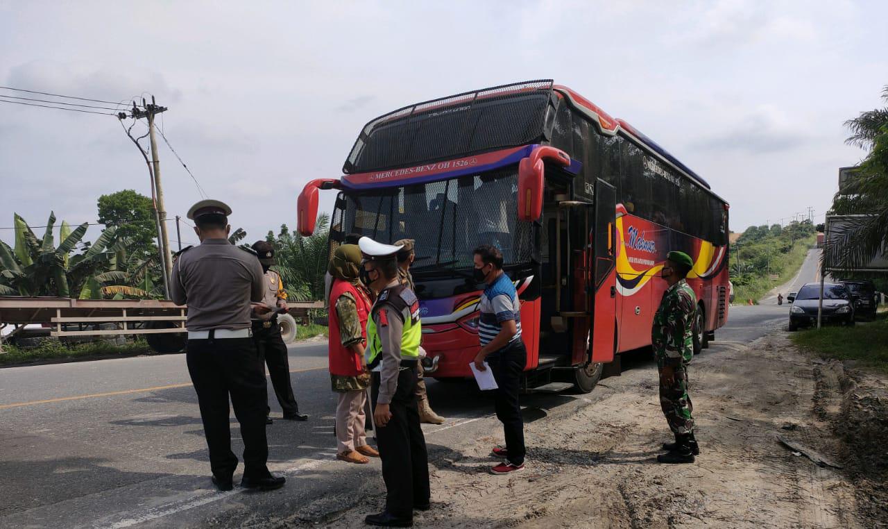 Polsek Pangkalan Kerinci Gelar Pemasangan Stiker Terhadap Kendaraan Mudik