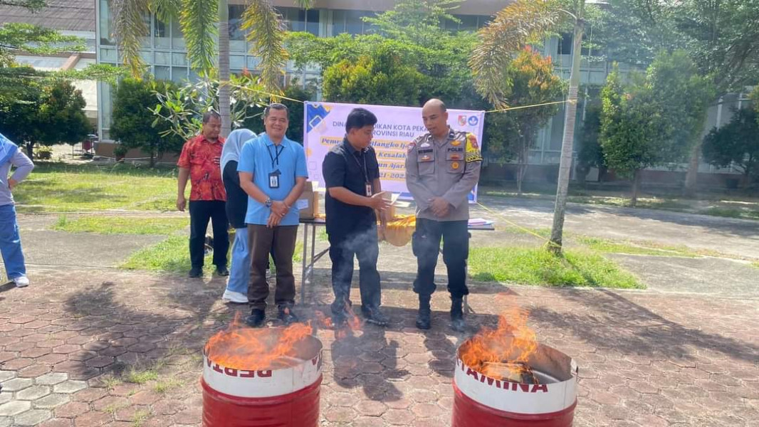 Disdik Pekanbaru Musnahkan Ribuan Blangko Ijazah Rusak