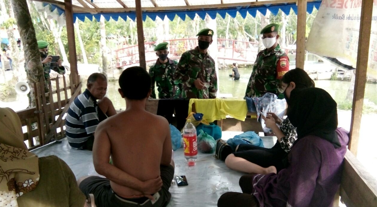 Personil Koramil 01/BKN Terus Beri Imbauan Agar Masyarakat Memakai Masker