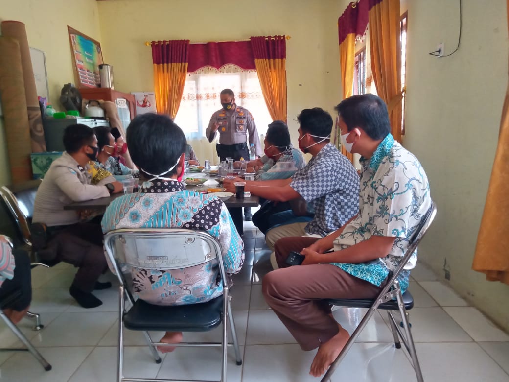 Kapolsek Kerumutan Gencarkan Sosialisasi Penggunaan Masker di Desa Bukit lembah Subur