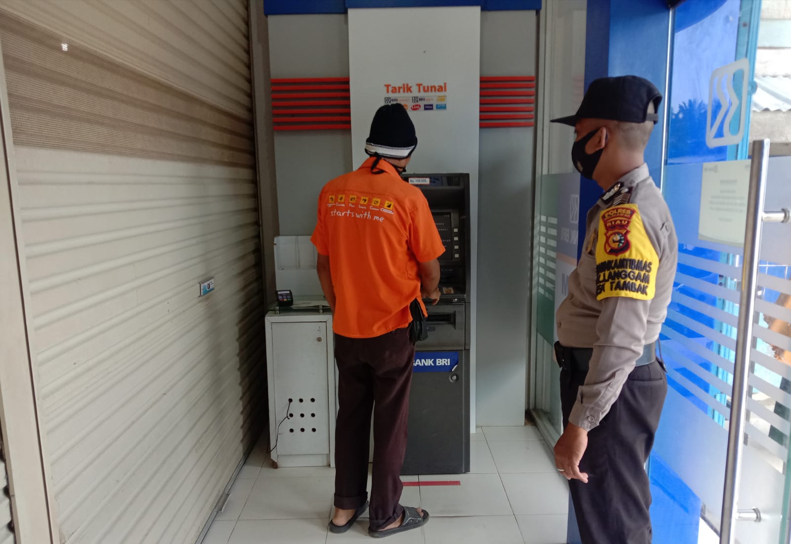 Polsek Langgam Antisipasi Kejahatan dengan Patroli Sekaligus Imbau Prokes Warga di Wilkum