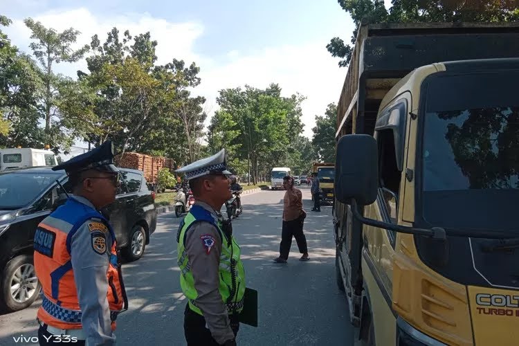 Banyak Pengemudi Abai KIR, Puluhan Kendaraan di Pekanbaru Ditilang