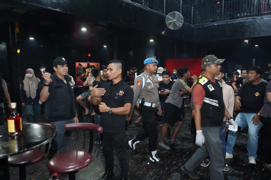 Tempat Hiburan Malam di Pekanbaru Dirazia Polisi, 16 Orang Positif Narkoba