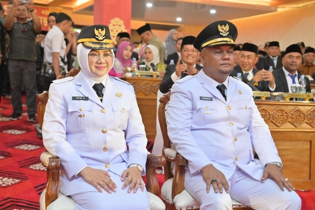 Disaksikan Tokoh Riau hingga Nasional, Afni-Syamsurizal Resmi Dilantik Jadi Bupati dan Wabup Siak