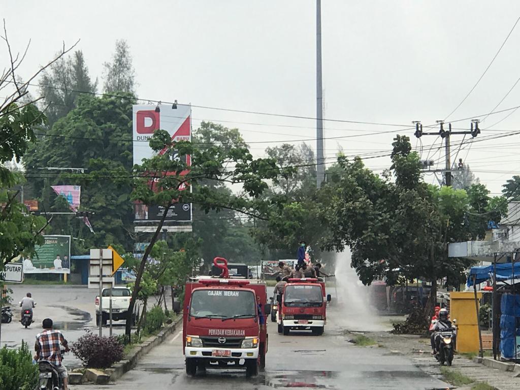 Jalan  Protokol di Kota Duri Disemprot Cairan Disinfektan