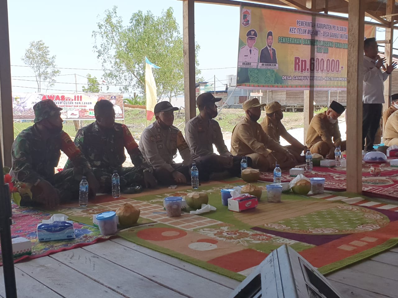 Kapolsek Teluk Meranti Ikut Mengamankan Penyerahan BLT