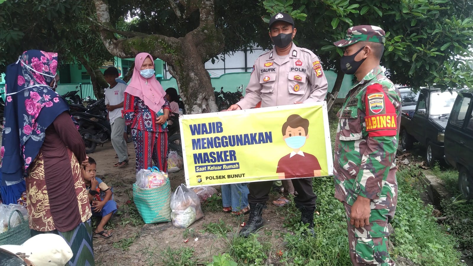 Patroli Jalan Kaki, Polsek Bunut Antisipasi Aksi Tindak Pidana Sekaligus Imbau Prokes