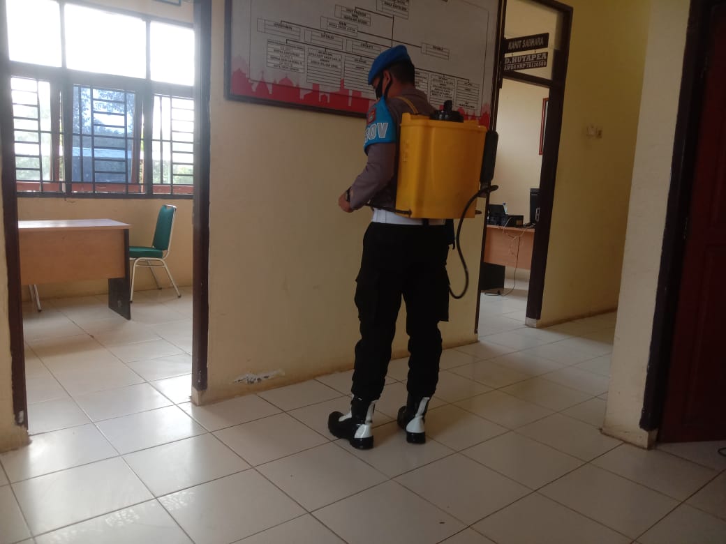 Antisipasi Covid-19, Polsek Pangkalan Lesung Rutin Semprotkan Disinfektan di Mako dan Asrama
