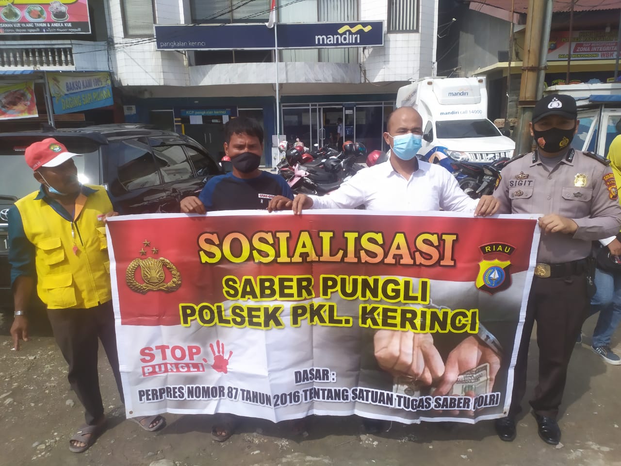 Anggota Polsek Pangkalan Kerinci Memberikan Sosialisasi Tentang Saber Pungli