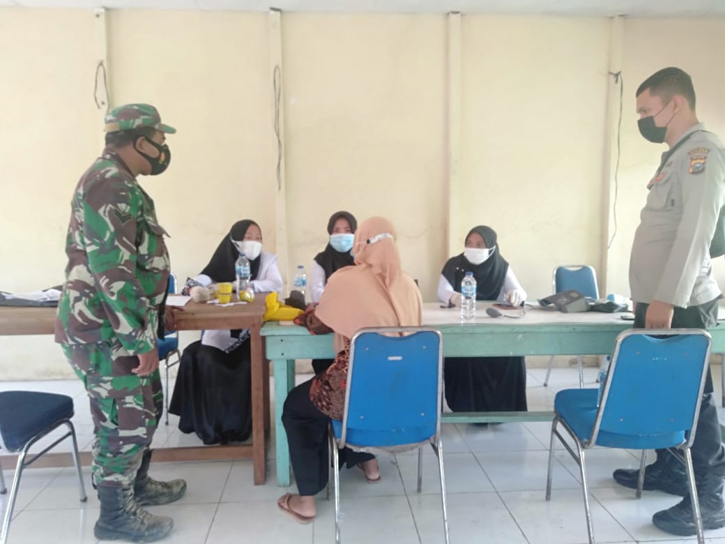 Bersama TNI, Polsek Teluk Meranti Awasi Pelaksanaan Vaksinisasi di Kantor Desa Pulau Muda