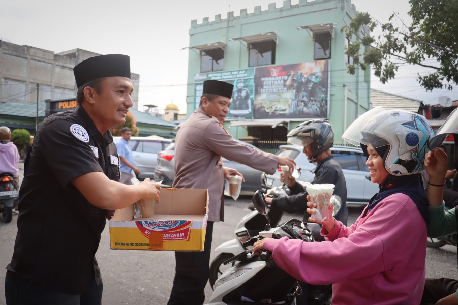 Polresta Pekanbaru Gelar Pembagian Takjil Gratis untuk Masyarakat