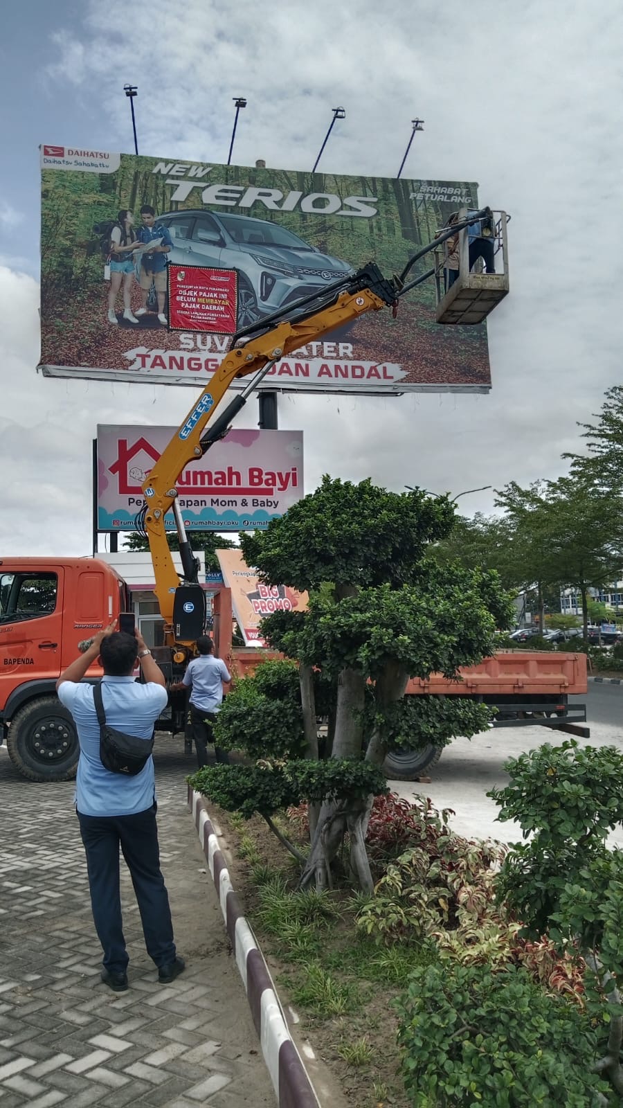 Operasi Penertiban Reklame di Pekanbaru, Ratusan Stiker Peringatan Ditempel