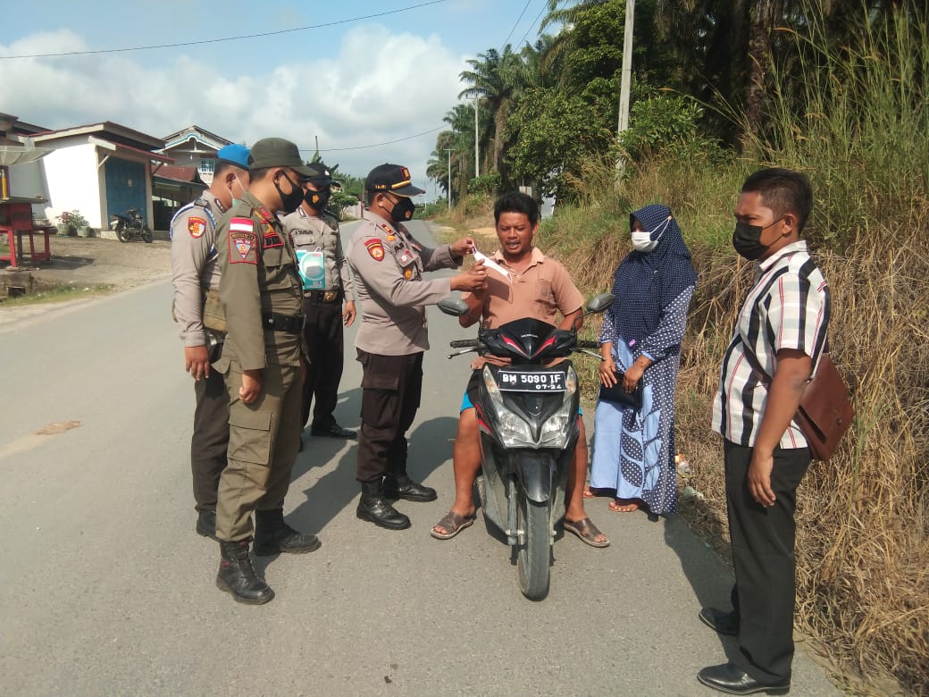 Disiplin Protokol Kesehatan, Polsek Kerumutan Bersama TNI dan Satpol PP Operasi Yustisi