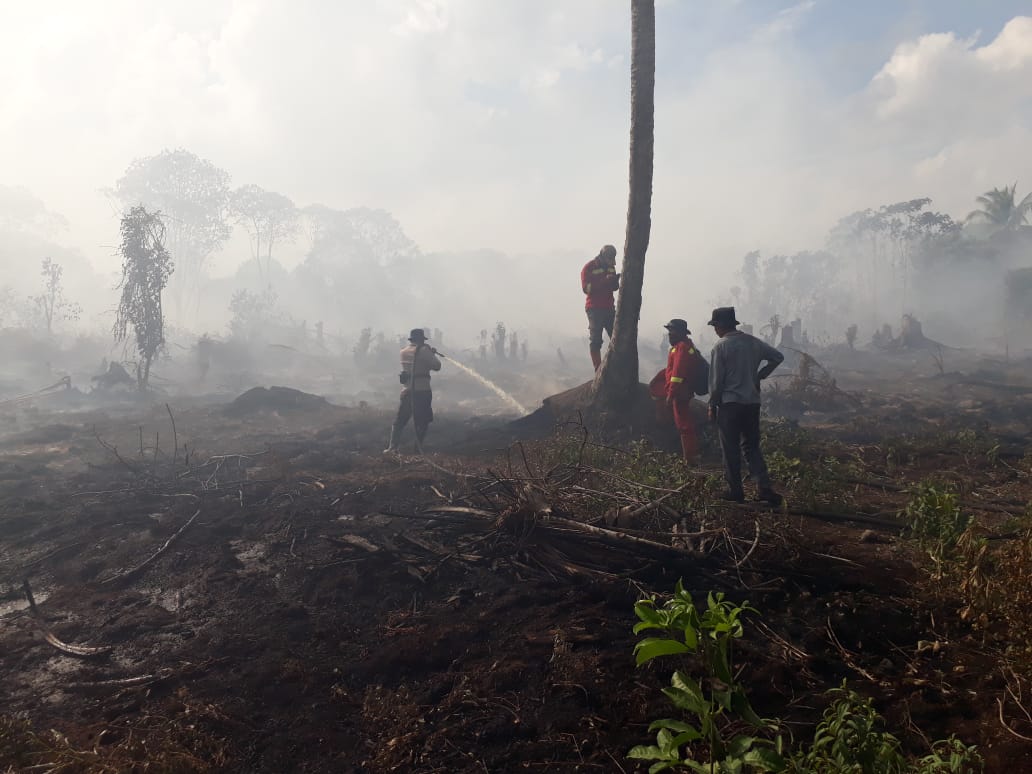 Polsek Kuala Kampar Masih Lakukan Pendinginan Titik Api di Wilayah Pelalawan