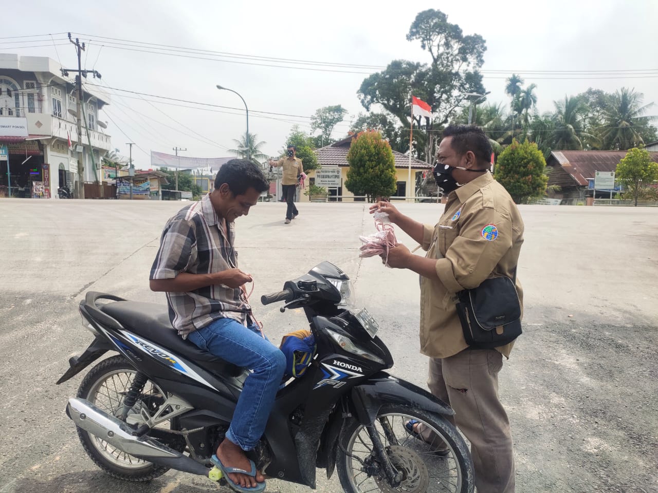 PD IWO Bengkalis Bagi Seribuan Masker ke Masyarakat Pinggir