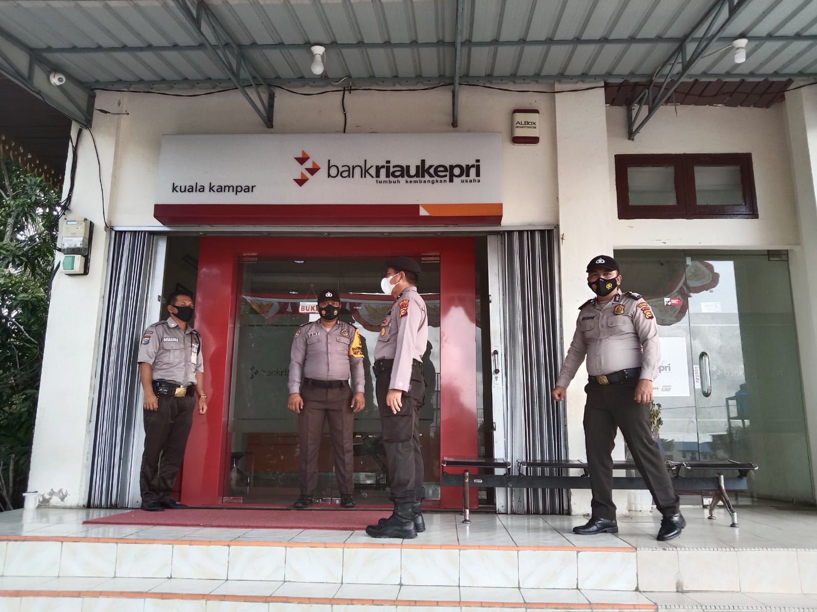 Polsek Kuala Kampar Sampaikan Pesan Kamtibmas Kepada Pegawai dan Security Bank