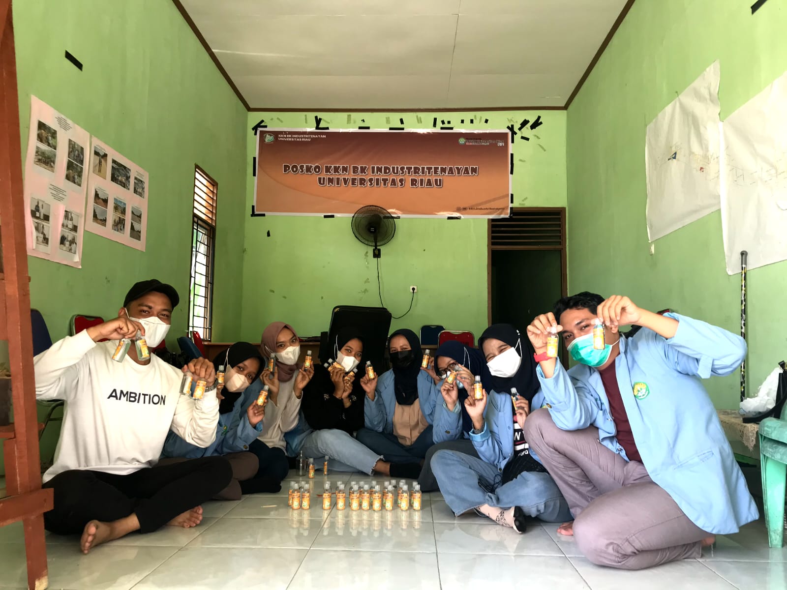 Tim Kukerta BK Unri 2021 Bagikan Hand Sanitizer kepada Warga Kelurahan Industri Tenayan