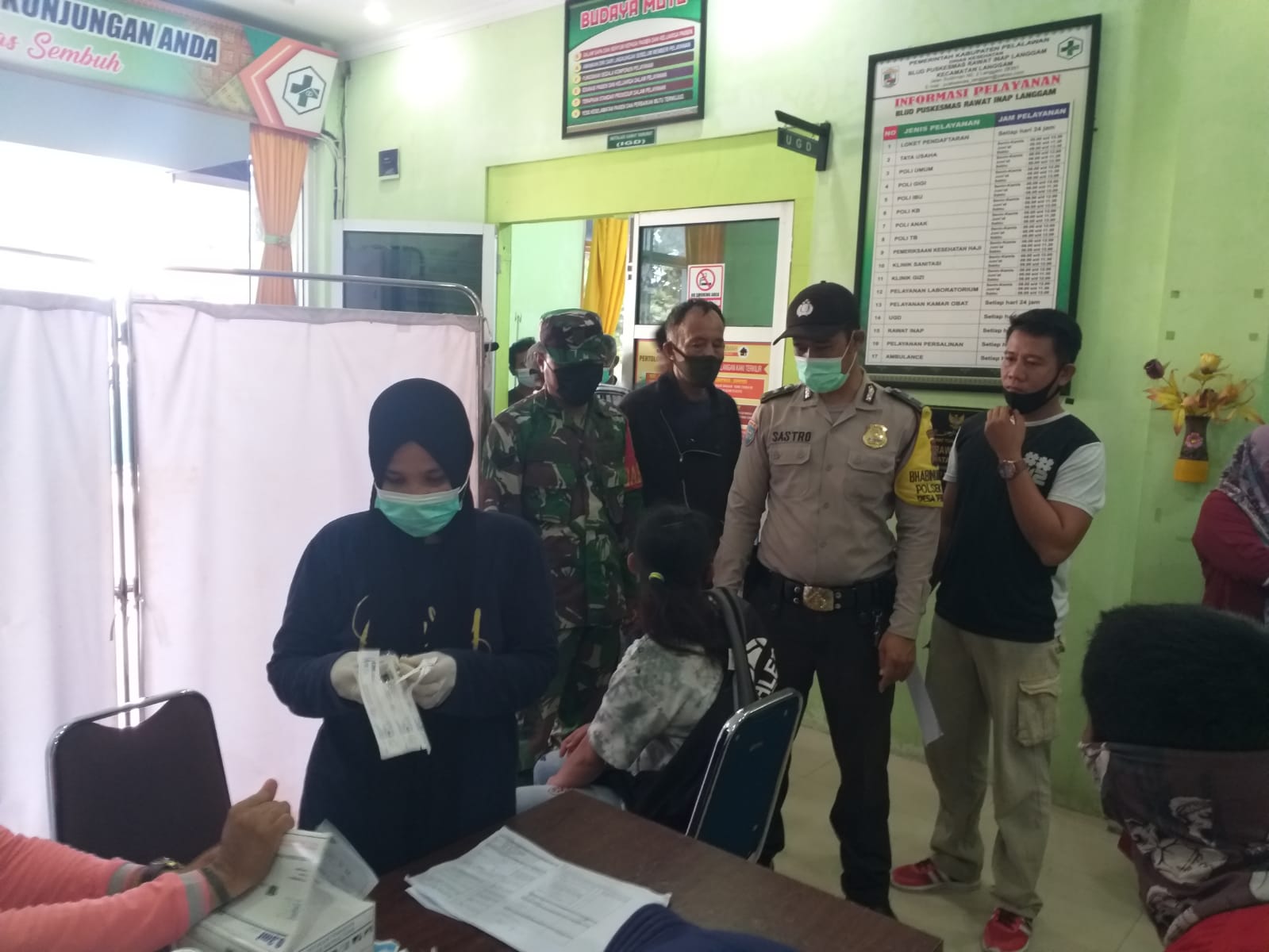 Tinjau Puskesmas, Kapolsek Langgam Pantau Jalannya Proses Vaksinasi Massal