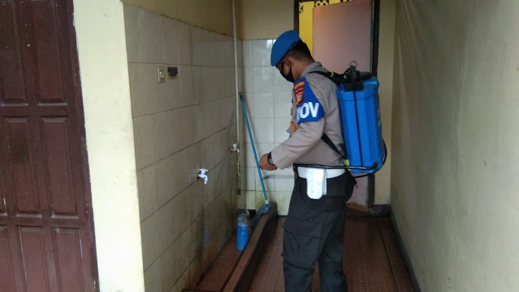 Cegah Penularan Covid-19, Polsek Sei Kijang Semprotkan Disinfektan di Lingkungan Mako