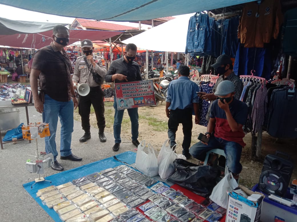 Kapolsek Bandar Sei Kijang Pimpin Pelaksanaan Penertiban Prokes di Pasar Tradisional