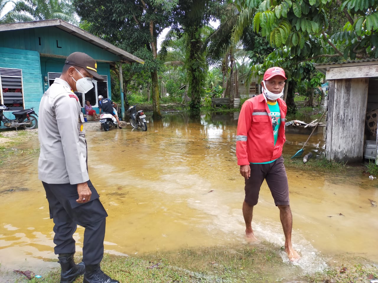 Tanggap Bencana, Kapolsek Ukui Terjun ke Lokasi Banjir di Desa Lubuk Kembang Bunga